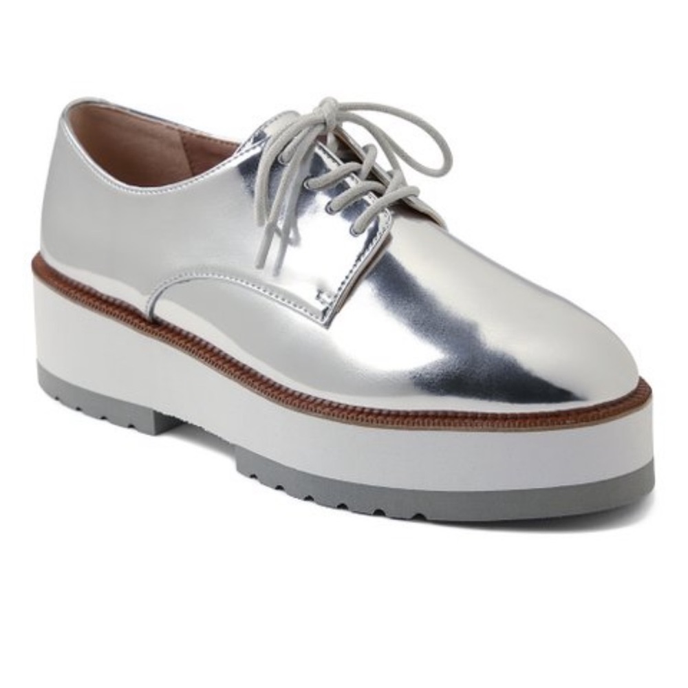 Kensie Bryan Oxford in silver. NWOB. Size 7.5